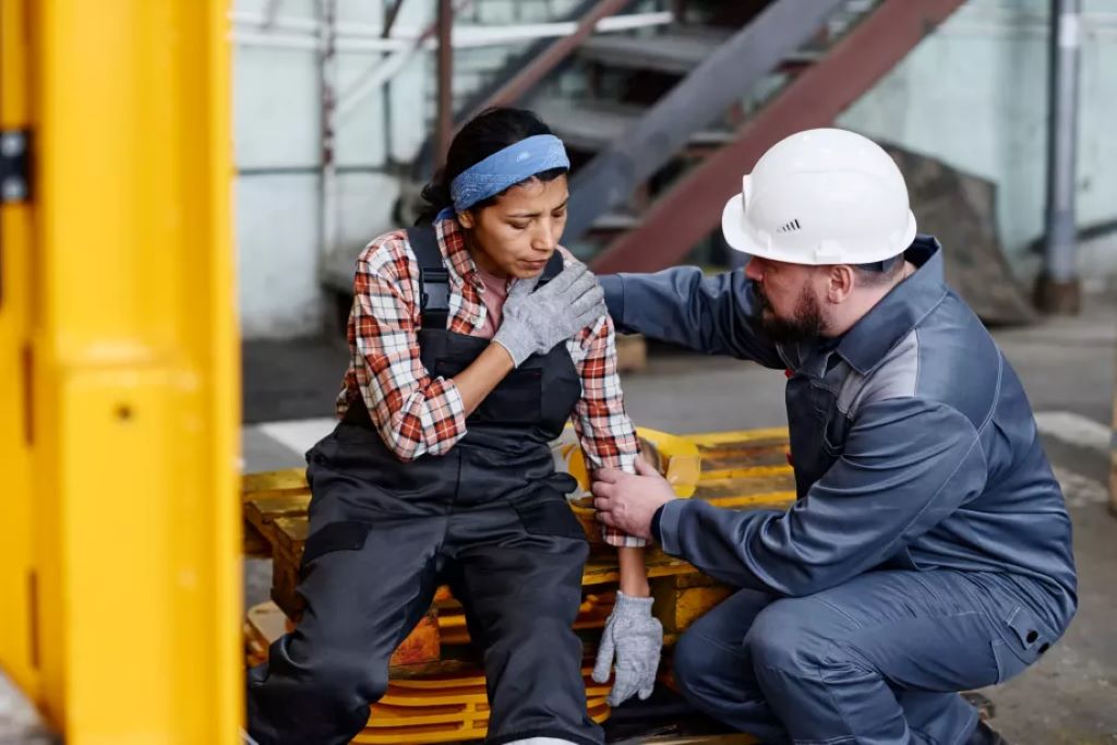 What are the actions to be taken when an injury occurs in the workplace?